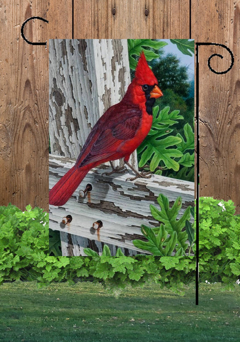 Cardinal sur le drapeau de jardin de clôture